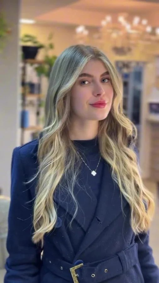 Prévia de mechas e ondas no salão