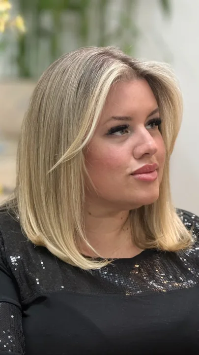 Cabelo loiro em corte reto na altura dos ombros