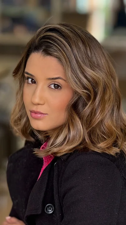 Corte médio com mechas e ondas em cabelo castanho