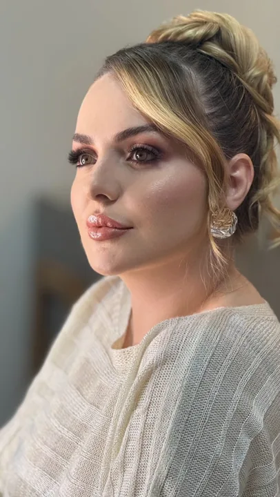 Penteado preso com maquiagem para uma ocasião especial