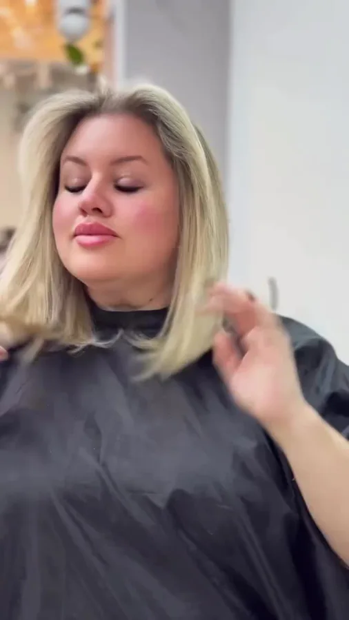 Prévia do cabelo loiro com corte na altura dos ombros