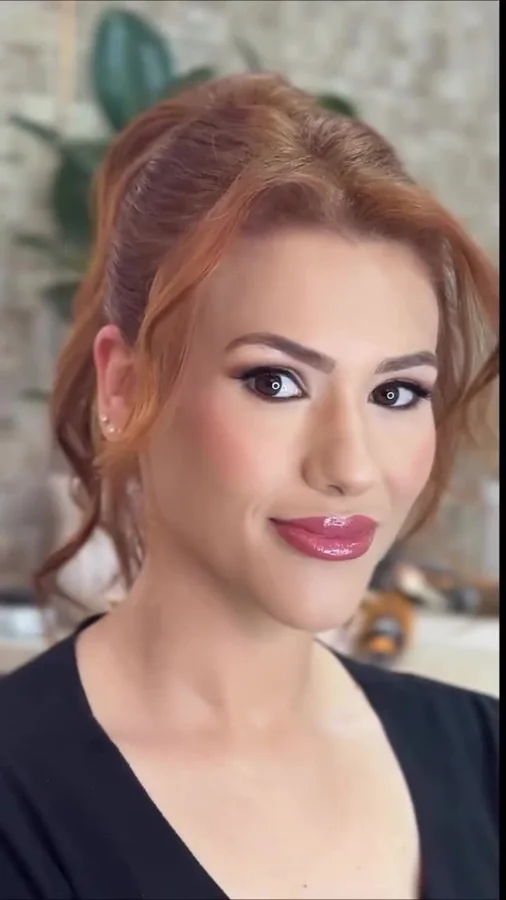 Prévia de penteado preso com maquiagem em cliente ruiva