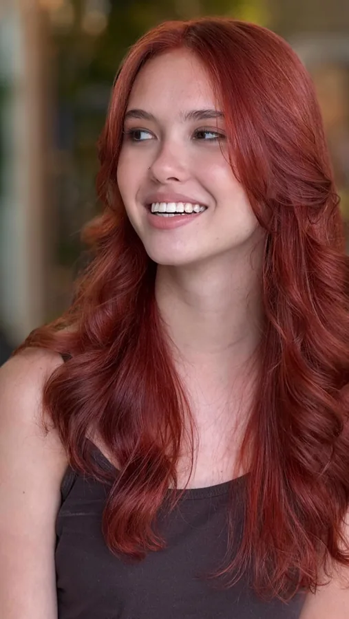 Cabelo longo ruivo com ondas, resultado do Salão Veridiana